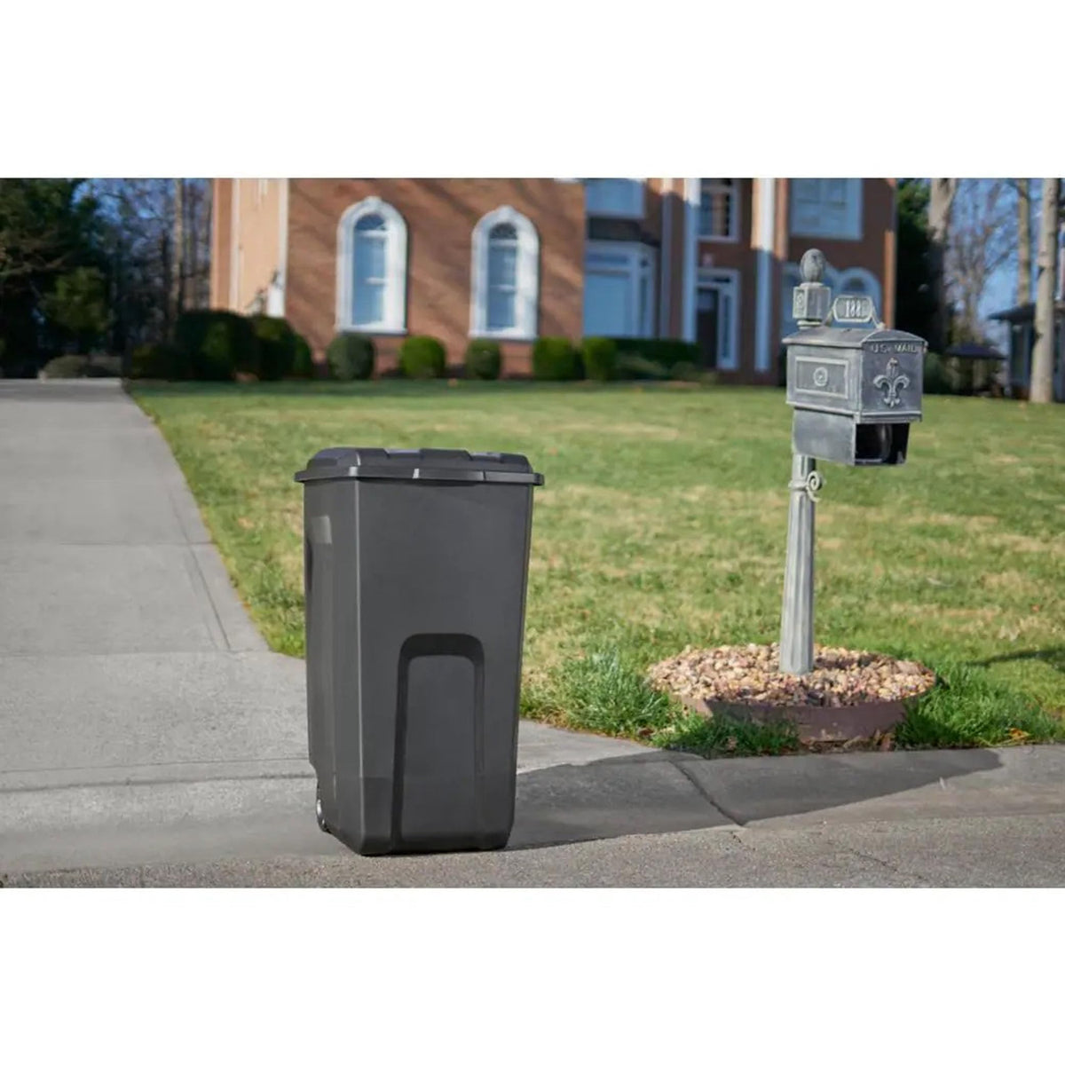 Black 45-Gallons Plastic Wheeled Trash Can with Lid T827
