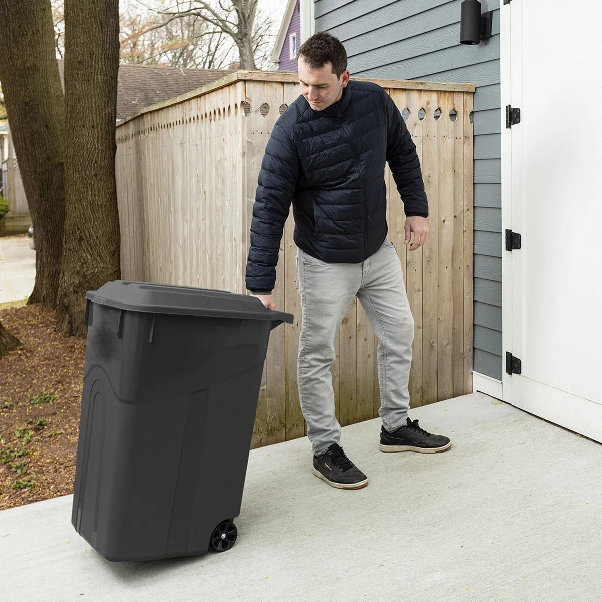 Black 45-Gallons Plastic Wheeled Trash Can with Lid T827
